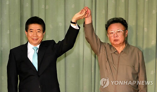 ▲ 2007년 남북정상회담 당시 손을 잡고 기뻐하고 있는 노무현 전 대통령과 북한 김정일의 모습. ⓒ연합뉴스