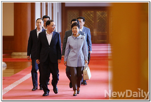 ▲ 박근혜 대통령이 정홍원 국무총리와 국무회의에 참석하는 모습. ⓒ자료사진