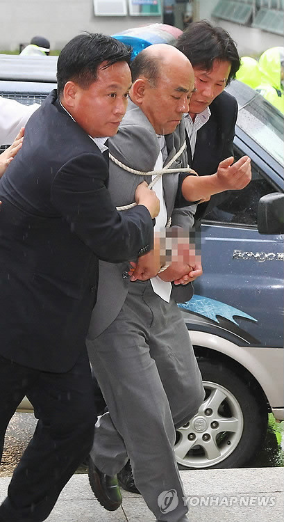 ▲ 불법으로 방북했다 판문점을 통해 돌아온 노수희 조국통일범민족연합 남측본부 부의장이 연행되고 있다ⓒ연합뉴스