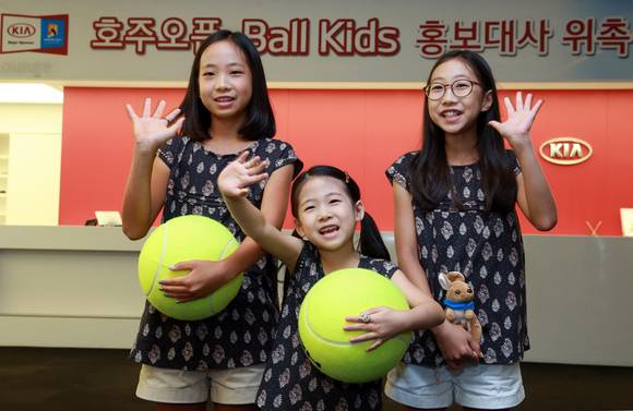 ▲ 2014호주오픈 테니스 대회 볼키즈 홍보대사로 선정된 박찬민 아나운서의 세 딸이 기념사진을 찍고 있다.ⓒ기아자동차