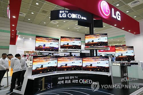 ▲ (연합뉴스) 지난 5월 21일 서울 강남구 삼성동 코엑스에서 열린 월드 IT 쇼 2013에서 LG전자 부스에 세계최초로 개발된 곡면 OLED TV가 전시됐다.