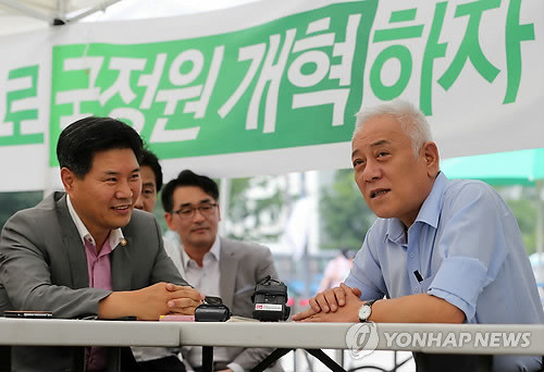 ▲ 김한길 민주당 대표(오른쪽)가 27일 서울광장 천막당사를 방문한 홍문종 새누리당 사무총장과 대화하고 있다.ⓒ연합뉴스