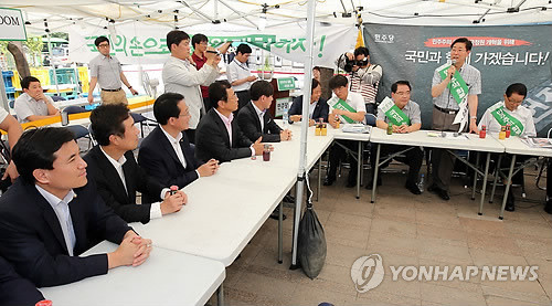 ▲ 김진태 의원을 비롯한 새누리당 초선의원들이 국회정상화를 촉구하기 위해 27일 시청 앞 서울광장에 설치된 민주당 천막을 방문해 박지원 의원을 비롯한 민주당 의원들과 대화하고 있다.ⓒ연합뉴스