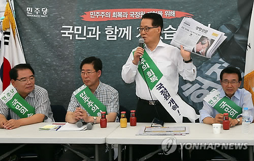 ▲ 박지원 민주당 의원이 27일 시청 앞 천막에서 국회정상화를 촉구하기 위해 방문한 하태경 의원을 비롯한 새누리당 초선의원들에게 신문기사를 들어보이고 있다.ⓒ연합뉴스