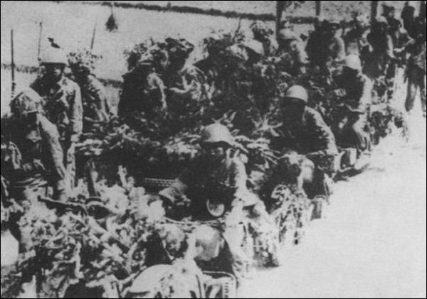 ▲ 6.25전쟁 초기 남쪽으로 진격중인 북한군. 이들은 전차, 자주포, 차량 등으로 기동화되어 있어 우리 군보다 기동성과 화력에서 앞섰다. 6.25전쟁 초반 서부전선에서는 국군이 북한군에 속수무책으로 밀리고 있었다. 이때 강원도 춘천 지구에서는 북한군의 진격을 사흘 동안 막아냈다. 이후 이 전투가 나라를 구했다고 평가하며 ‘춘천대첩’이라고 부르기도 한다.