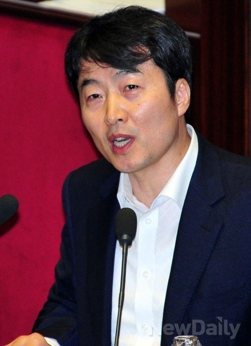 ▲ 이석기 통합진보당 의원이 지난달 2일 국회 본회의에서 2007년 2차 남북정상회담 회의록, 녹음기록물 등 국가기록원 보관 자료 제출안에 대한 반대 토론에 나서 발언하고 있다.ⓒ이종현 기자