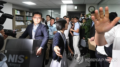 ▲ 28일 오전 국회 의원회관 이석기 의원실에서 국정원 집행관들이 압수수색을 위해 박스를 들고 들어오고 있다. 이날 국가정보원은 통합진보당 이석기 의원과 김홍열 경기도당위원장을 포함한 통합진보당 현역 의원 및 당직자 등 관련 인사의 자택과 사무실 10여곳에 대해 전격 압수수색을 벌였다.ⓒ연합뉴스