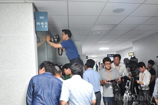 ▲ 28일 오후 국회 의원회관 이석기 의원실에서 국정원 집행관들이 압수수색을 벌이고 있다.ⓒ이종현 기자