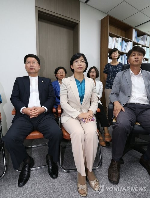 ▲ 28일 오전 국회 의원회관 이석기 의원실에서 이정희 대표 등 통합진보당 관계자들이 문 앞에 앉아 압수수색을 막고 있다.ⓒ연합뉴스