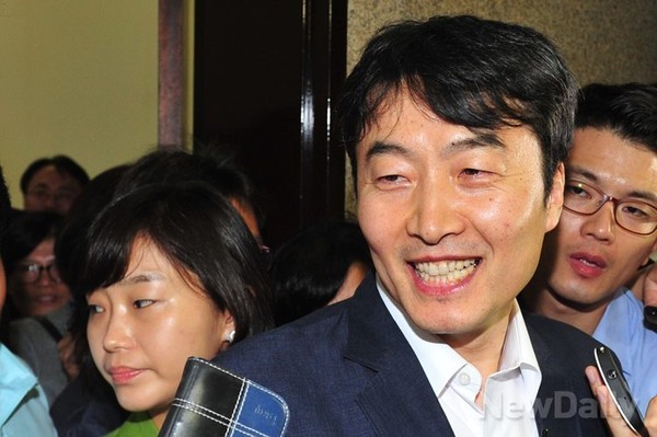 ▲ 내란음모 혐의를 받고 잠적했던  통합진보당 의원이 29일 오전 서울 여의도 국회에서 최고위원회의를 마치고, 취재진의 질문에 답변하고 있다. ⓒ 이종현 기자