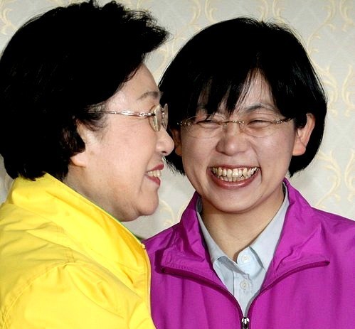 ▲ 민주당 한명숙 대표(좌)와 통합진보당 이정희 공동대표가 만나 웃고 있는 모습. ⓒ연합뉴스