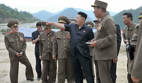 ▲ ▲ 마식령 스키장 건설현장에서 현장지도 하는 김정은 ⓒ 연합뉴스