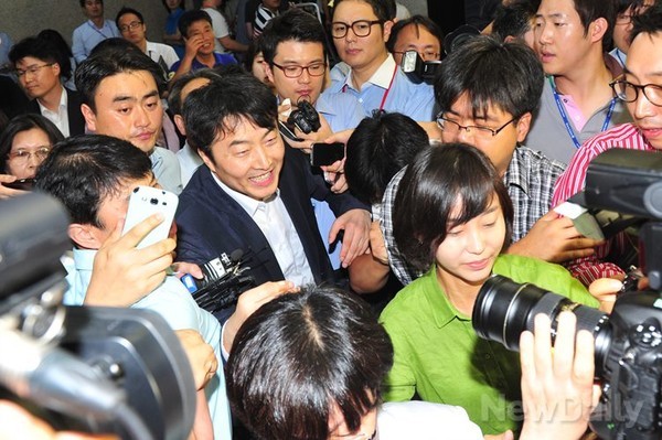 ▲ 내란음모 혐의를 받고 잠적했던  통합진보당 의원이 29일 오전 서울 여의도 국회에서 최고위원회의를 마치고, 의원회관 의원실로 이동하고 있다. ⓒ 이종현 기자