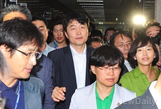 ▲ 내란음모 혐의를 받고 잠적했던 이석기 통합진보당 의원이 29일 여의도 국회에서 열린 최고위원회의를 마치고 의원회관으로 이동하고 있다. ⓒ이종현 기자