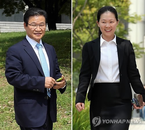 ▲ 공직선거법 위반 혐의로 불구속 기소된 김용판 전 서울지방경찰청장(왼쪽)과 증인으로 나선 권은희 전 수서경찰서 수사과장(오른쪽)이 30일 서울중앙지방법원에서 열린 공판에 참석했다.ⓒ 연합뉴스