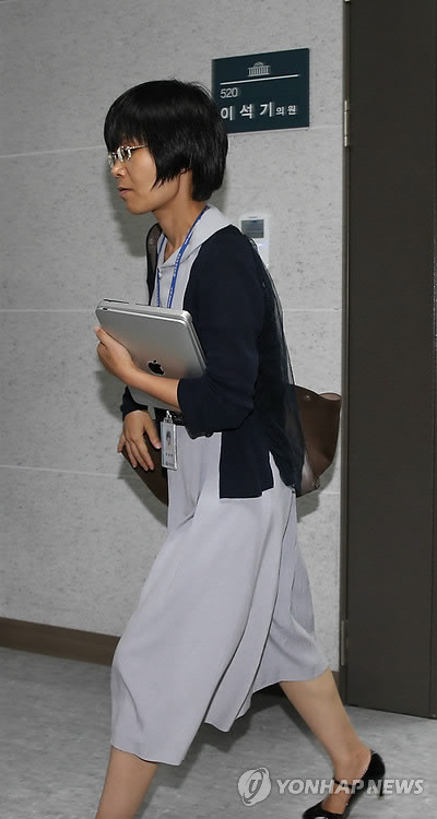 ▲ 내란음모 등의 혐의로 사전구속영장이 청구된 이석기 통합진보당 의원의 보좌관인 우위영 전 대변인이 30일 오후 국회 의원회관 이석기 의원실을 나오고 있다.ⓒ연합뉴스