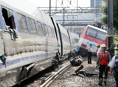 ▲ 31일 오전 7시 15분, 대구역에서 발생한 무궁화 열차와 KTX 간 충돌사고 현장ⓒ연합뉴스