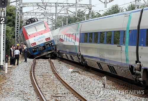 ▲ 31일, 경부선 대구역에서 서울로 향하던 무궁화호와 KTX 열차가 추돌했고 이어 부산 방향으로 가던 다른 KTX  열차가 탈선돼 있던 열차들 충돌했다ⓒ연합뉴스