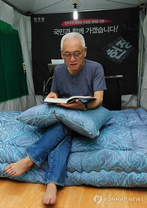 ▲ 민주당 김한길 대표가 27일 서울 시청 앞 몽고 텐트 속에서 캠핑을 즐기고 있다.ⓒ연합뉴스