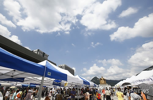 ▲ 9월 첫 휴일인 1일 서울 광화문 희망나눔장터를 찾은 나들이 시민들이 초가을의 정취를 느끼고 있다. ⓒ연합뉴스