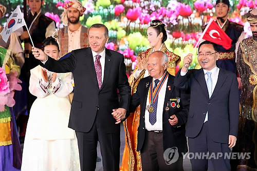 ▲ 터키 이스탄불에서 1일(한국시간) 열린 '이스탄불-경주 세계문화엑스포 2013' 개막식에서 정홍원 국무총리와 에르도안 터키 총리가 터키 참전용사와 함께 무대에서 인사하고 있다. ⓒ연합뉴스