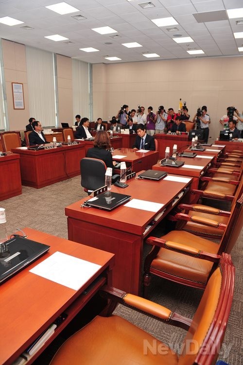▲ 지난달 26일 오전 여의도 국회 법제사법위원회 회의실에서 야당 의원들이 불참한 가운데 새누리당 단독으로 전체회의가 열리고 있다.ⓒ이종현 기자