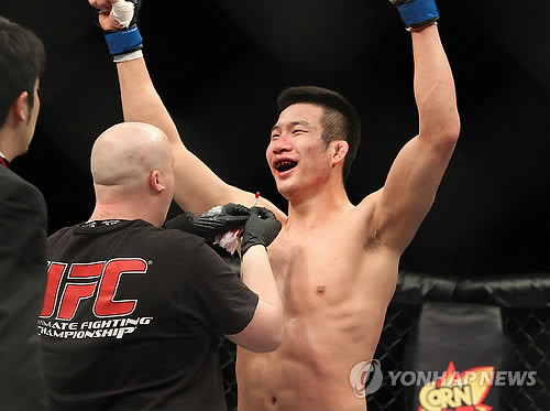 ▲ UFC 경기에서 승리하고 기뻐하고 있는 임현규. ⓒ연합뉴스