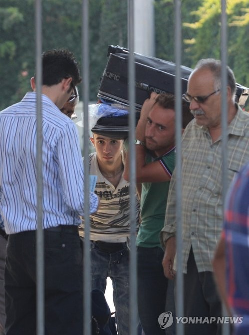 ▲ 시리아 난민들이 가재도구를 싸들고 터키 하타이주 질베교쥬 국경검문소를 넘어 오고 있다. ⓒ연합뉴스