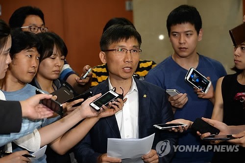 ▲ 이상규 통합진보당 의원이 1일 오후 국회 정론관에서 국정원이 협조자를 거액으로 매수해 수년간 사찰을 벌여왔다는 당의 주장과 관련해 추가 브리핑을 하고 있다. 2013.9.1 ⓒ 연합뉴스