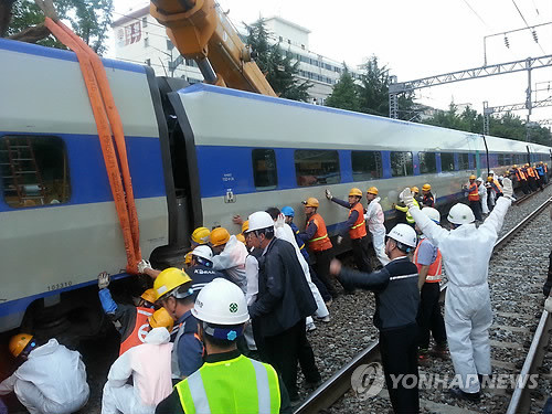 ▲ (사진=연합뉴스) 대구 열차사고로 차질을 빚었던 부산발 열차 운행이 정상화됐다. 하지만 상당수 열차가 지연되는 등, 사고의 후유증에서 여전히 벗어나지 못하고 있다. 사진은 탈선해서 분리된 KTX 열차를 다시 연결 중인 모습.