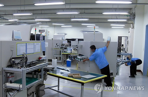 ▲ (사진=연합뉴스) 개성공단 남북공동위원회 첫 회의가 2일 열릴 예정인 것으로 알려지면서, 개성공단 재가동 관련 논의가 이루어질 것인가에 입주 기업과 업계의 관심이 쏠리고 있다. 사진은 개성공단 근로자가 공장 재가동을 위해 준비 중인 모습.