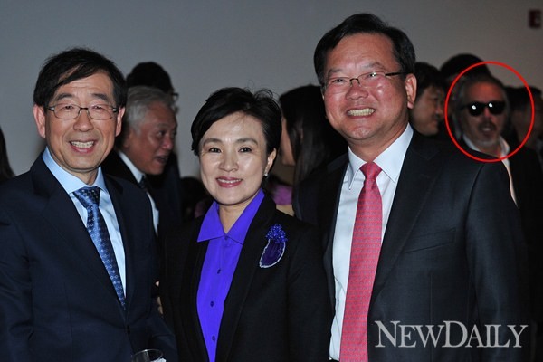 ▲ 이석기 변호사였고 후에 노무현 정부 법무장관으로서 이석기를 특별사면하고 석방한 강금실 전 법무장관.  출판기념회에서 박원순(왼쪽)-김부겸(전 의원)과 포즈를 취하고 있다. 박원순 뒤로 김한길 현 민주당 대표 모습도 보인다. 붉은 원안의 인물은 들국화의 전인권 ⓒ 정상윤