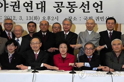 ▲ 19대 총선을 앞두고 이석기가 실세인 통합민주당과 정책연대를 맺을 당시의 모습. 앞줄 맨왼쪽부터 이정희, 백낙청 한명숙 등이 손에 손잡고 단결을 약속하고 있다. 백낙청 바로 오른쪽 뒤에 골수 종북주의자로서 김정일이 죽자 몰래 북한에 들어가 김정일 관앞에서 머리를 조아리고 애통해 한 노수희 얼굴도 보인다.