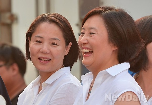 ▲ 국정원 손발을 자르자는 [종친떼](종북+친북+떼촛불연합체) 주도 떼촛불집회에서 서로 동지감을 과시하고 있는 임수경(좌)과 박영선 국회 법사위원장. 초록은 동색인가? ⓒ 정상윤