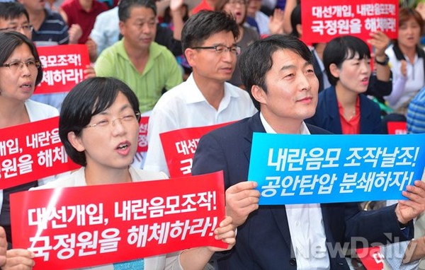 ▲ 이석기 옆에 앉아 [이석기 내란음모]가 [용공조작]이라고 거들고 나서는 이정희의 모습. 이정희는 얼굴마담 당대표이고, 이석기가 실세 당대표인지 그 내막은 도통 알 수가 없다. ⓒ 정상윤