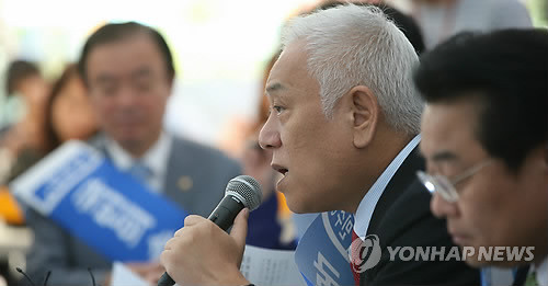 ▲ 김한길 민주당 대표가 2일 오전 서울광장 민주당 천막당사에서 열린 최고위원회의에서 모두발언을 하고 있다.ⓒ연합뉴스