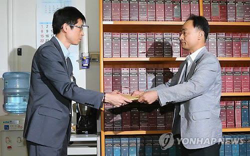 ▲ 법무부 직원(오른쪽)이 2일 오전 국회 의안과에 이석기 통합진보당 의원 체포동의요구서를 제출하고 있다.ⓒ연합뉴스