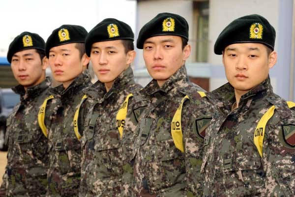 ▲ 현재 군 장병들의 복장. 이중 베레모는 2012년 생산능력이 없는 업체와의 계약으로 납품지연이 벌어졌다.