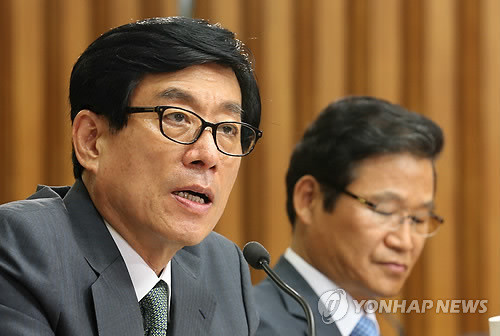 ▲ 원세훈 전 국정원장(왼쪽)이 지난 8월 16일 오후 국회에서 열린 국가정보원 댓글사건 규명을 위한 국회 국정조사특위 청문회장에서 의원들의 질의에 답하고 있다. 오른쪽은 김용판 전 서울지방경찰청장.ⓒ 연합뉴스