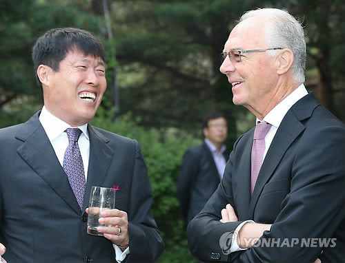 ▲ 베켄바워 독일 바이에른 뮌헨 축구팀 명예회장이 차범근 전 국가대표 축구팀 감독과 대화를 나누고 있는 모습. ⓒ연합뉴스