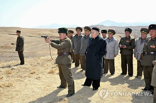 ▲ 북한 김정은이 지난 3월 23일 오중흡7련대칭호를 수여받은 조선인민군 제1973군부대관하 2대대를 시찰하는 모습.ⓒ연합뉴스