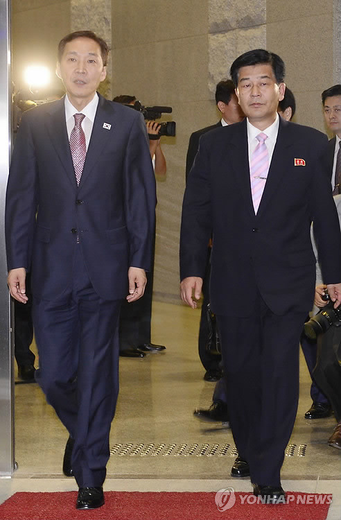 ▲ 김기웅 통일부 남북협력지구 지원단장(왼쪽)과 박철수 중앙특구개발지도 부총국장이 2일 오후 북한 개성공단 종합지원센터에서 열린 개성공단 남북공동위원회 1차회의를 마친 뒤 회담장을 나서고 있다.ⓒ연합뉴스