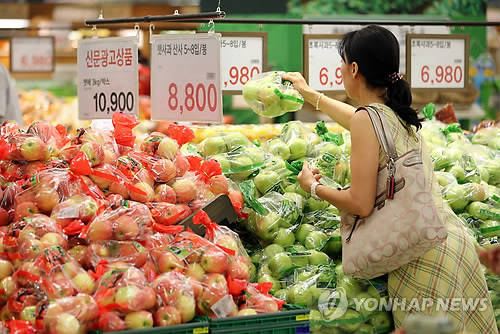 ▲ (연합뉴스) 지난달 25일 서울시내 한 마트에서 시민이 과일을 고르고 있다. 시민들이 느끼는 체감 물가와 통계청이 발표한 소비자 물가는 4배 이상 차이를 보이고 있다.