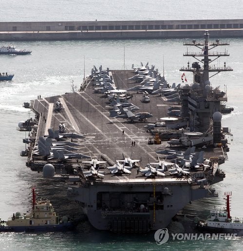 ▲ 미국의 핵추진 항공모함 니미츠호(9만3천t)가 지난 2008년 2월 28일 부산항에 입항하는 장면.ⓒ연합뉴스