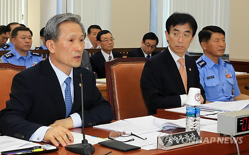 ▲ 김관진 국방장관이 3일 오후 국회에서 열린 국방위 전체회의에서 의원들의 질의에 답하고 있다. ⓒ연합뉴스