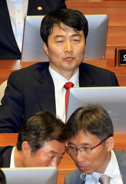 ▲ 내란음모 혐의 등으로 사전구속영장이 청구된 이석기 통합진보당 의원이 정기국회 첫 날인 2일 오후 국회 본회의장에 출석, 자신의 의석에서 단말기를 살펴보고 있다. ⓒ연합뉴스