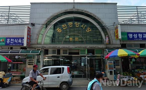 ▲ 상가에 가까운 모습을 하고 있는 홍천중앙시장 신시장 입구.