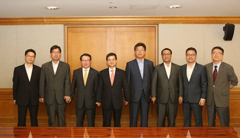 ▲ 대한주택보증 김선규 사장(왼쪽 네번째)이 우리은행, 국민은행, 신한은행, 하나은행, 농협은행, 기업은행 등 금융기관 임원들과 손을 맞잡고 정부주택정책 지원을 위한 협력을 다짐하고 있다.
