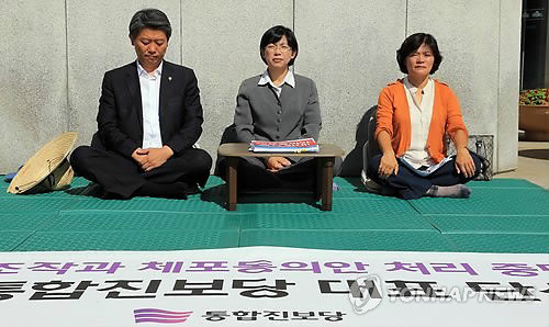 ▲ 이석기 의원의 체포동의안 처리 중단을 촉구하며 단식 농성에 돌입한 이정희 통합진보당 대표가 3일 국회 본청 앞에서 농성을 벌이고 있다. ⓒ연합뉴스