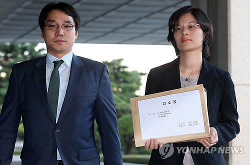 ▲ 내란음모 사건과 관련한 공동변호인단의 임승규(왼쪽부터), 황정화 변호사가 피의사실 공표, 공무상 비밀누설, 명예훼손 등 혐의로 국가정보원을 상대로 고소장을 접수하기 위해 3일 오후 서울 서초동 서울중앙지검으로 들어서고 있다. ⓒ연합뉴스